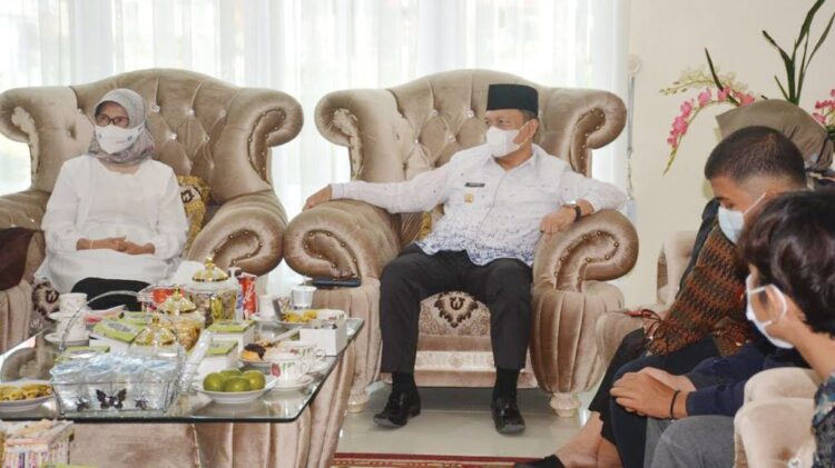 EDUKASI—Wabup Agam Irwan Fikri meminta Forum Anak  Kabupaten melakukan  edukasi masyarakat pentingnya vaksinasi di masa Pademi Covid-19.