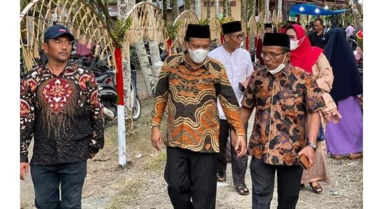 Wabup Padangpariaman Batagak Kudo Kudo Mushalla 1 Wakil Bupati Padangpariaman Rahmang bersama Ny Yusnelly Erza Rahmang menghadiri batagak kudo kudo Musalla Darul Amal Koorng Pauh Nagari Ketaping, Kecamatan Batang Anai, Kabupaten Padangpariaman, kemarin.