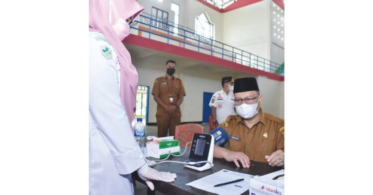 Wabup Agam Jalani Vaksin Tahap ll 1 VAKSIN TAHAP II— Wakil Bupati Agam Irwan Fikri Dt Parpatiah menjalani vaksinasi dosis kedua yang digelar dengan massal di GOR Rang Agam Padang Baru, Lubuk Basung.