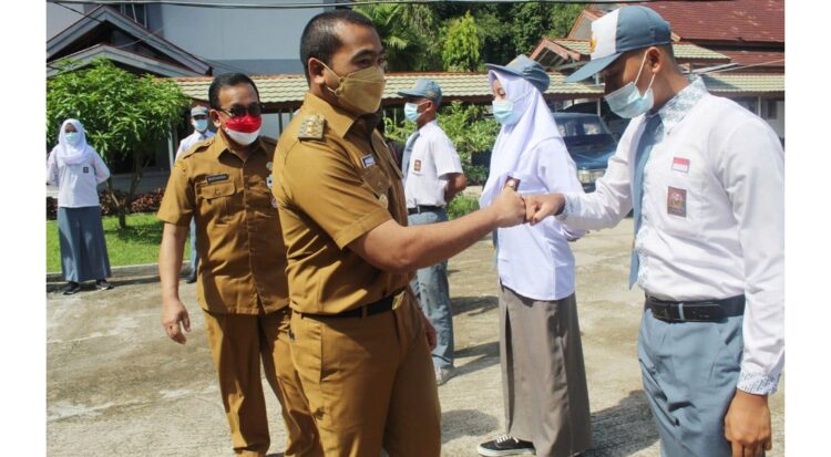 SALAMI—Wagub Sumbar Audy Joynaldi menyalami sebagian dari 30 orang calon Paskibraka Sumbar yang mengikuti pemusatan latihan.