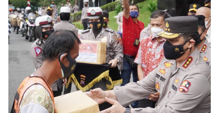 MELEPAS— Wakapolri Komjen Pol Gatot Eddy Pramono didampingi Kapolda Sumbar Irjen Pol Toni Harmanto melepas ratusan paket sembako untuk masyarakat Kota Padang.