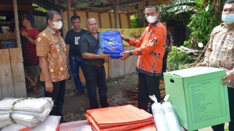 SERAHKAN—Wali Kota Pariaman H Genius Umar serahkan bantuan.