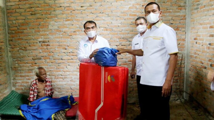 SERAHKAN—Wako H Genius Umar memberikan bantuan kepada  Zaini (78 tahun), warga Dusun Pakotan, Desa Sikapak Barat, Kecamatan Pariaman Utara.