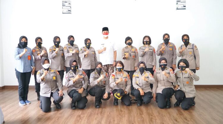 BERSAMA POLWAN— Wako Bukittinggi Erman Safar foto bersama dengan Kepala Pusat Sejarah (Pusjarah) Mabes Polri,Brigadir Jenderal (Brigjen) Pol Apriastini  bersama rombongan saat berkunjung ke Bukittinggi, Jumat (20/8) lalu.