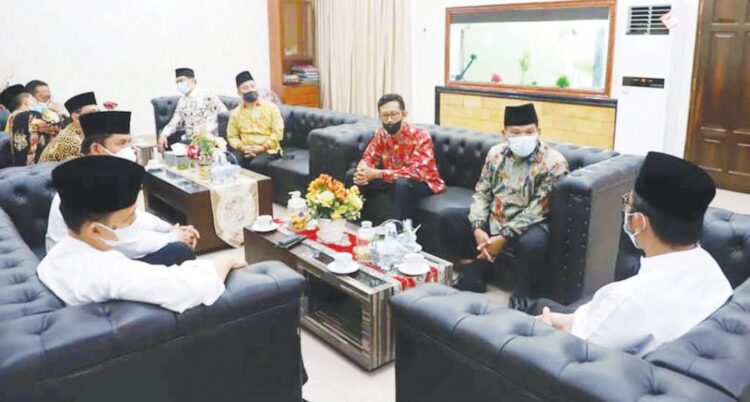 KEMENAG— Wako Padang Hendri Septa terima kunjungan silaturahmi Kepala Kantor Kemenag Kota Padang yang baru, Jumat (6/8).