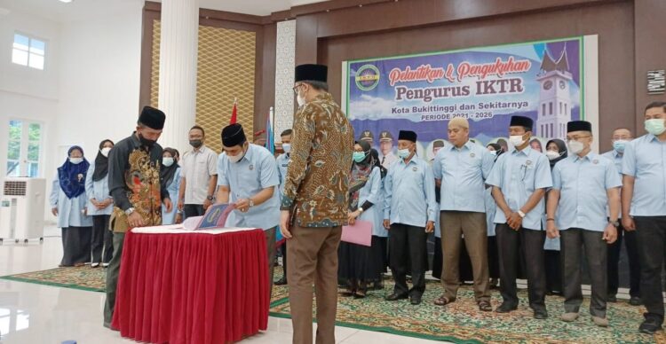 Wali Kota Bukittinggi kukuhkan Kepengurusan Ikatan Keluarga Tanjung Raya (IKTR) Kota Bukittinggi dan sekitarnya periode 2021-2026.