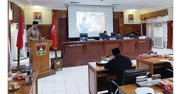 PEMANDANGAN--Walikota  Bukittinggi Erman Safar menjawab pemandangan fraksi tentang penambahan Modal BPRS Jam Gadang.