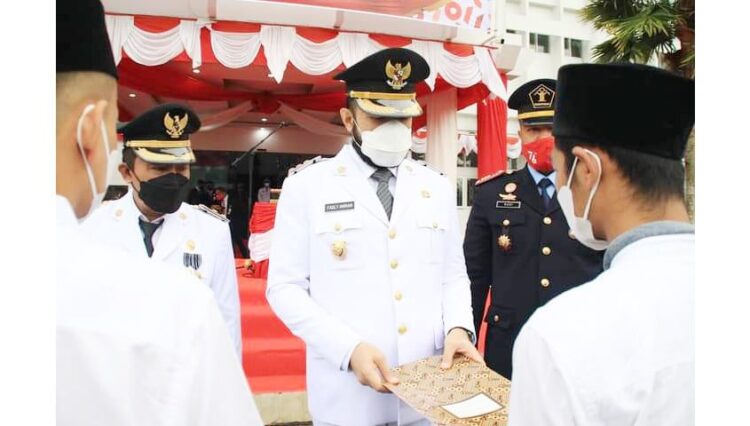 SERAHKAN— Wali Kota Padangpanjang Fadly Amran menyerahkan remisi secara simbolis pada warga binaan Rupanjang.