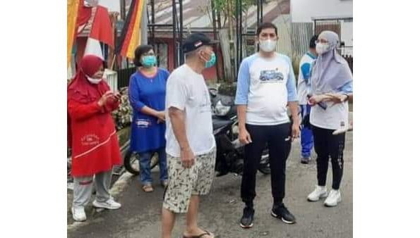 Wako Sawahlunto dan Ketua PKK Terlibat Goro Lingkungan 1 GORO--Walikota Sawahlunto Deri Asta brsama Ketua TP PKK Sawahlunto Meivyta berbaur dengan warga ikuti Goro membersihkan lingkungan.