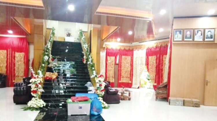 MULAI BERBENAH— Sekretariat DPRD Kota Padang, Senin (2/8) mulai melakukan pembenahan untuk perhelatan HJK Padang ke-352, Sabtu (7/8) mendatang.