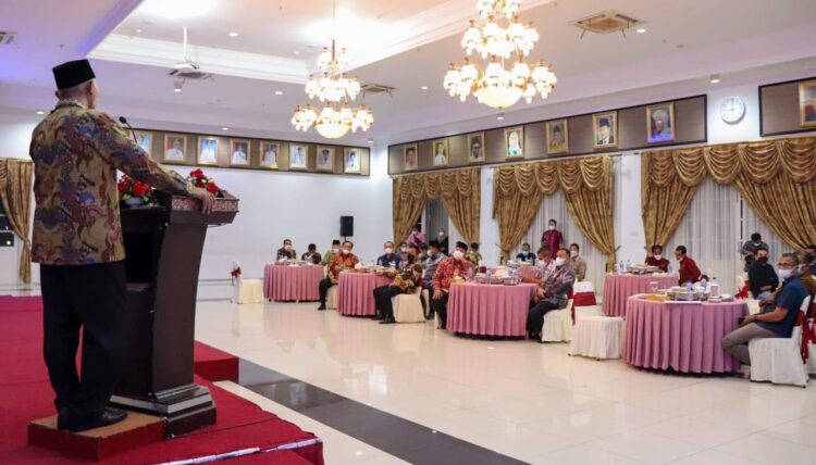 PERTEMUAN--Gubernur Sumbar Mahyeldi fasilitasi pertemuan KONI Sumbar dengan sejumlah kepada daerah bupati dan wali kota.