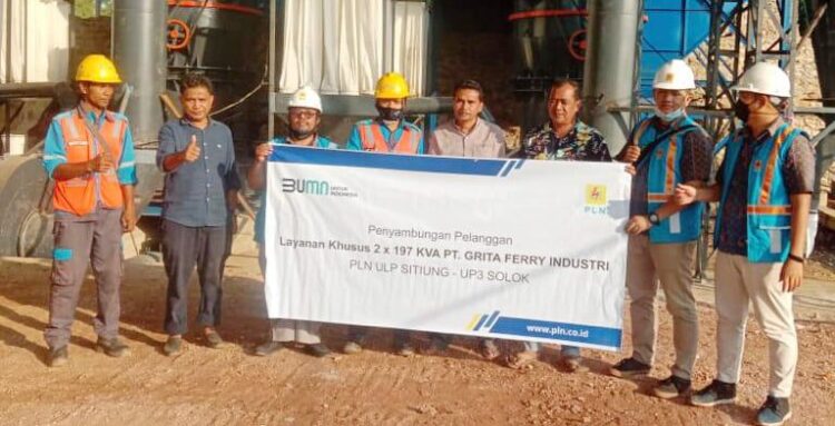 Lagi, Industri Pupuk Bergabung Jadi Pelanggan Premium PLN 1 Terbukti dengan bergabungnya satu pelanggan dari PLN Unit Layanan Pelanggan (ULP) Sitiung, ULP di bawah koordinasi Unit Pelaksana Pelayanan Pelanggan (UP3) Solok yang baru saja melakukan penyalaan Pasang Baru Pelanggan Premium yaitu PT Graha Ferry, pada Kamis (12/08) lalu di Tanjung Lolo, Kabupaten Sijunjung.