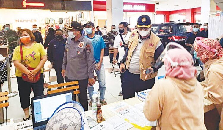 VAKSINASI DI MAL— Wali Kota Hendri Septa bersama Kepala Dinas Perdagangan Kota Padang meninjau pelaksanaan vaksinasi di pusat perbelanjaan Ramayana, beberapa waktu lalu.