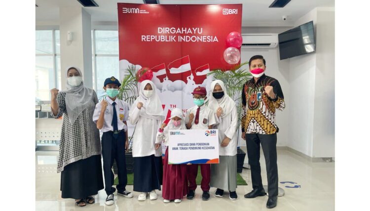 Dalam rangka memeriahkan Hari Kemerdekaan Republik Indonesia (RI) yang ke-76, PT Bank Rakyat Indonesia (Persero) Tbk atau BRI melakukan beragam program yang mengusung semangat bangkit di tengah pandemi dengan berbagi.