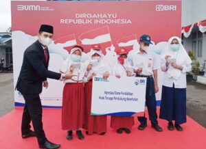 BRI Kanwil Padang Beri Beasiswa Bagi 100 Anak Tenaga Pendukung Kesehatan/Medis Rumah Sakit di Sumatera Barat 2 WhatsApp Image 2021 08 17 at 3.55.54 PM