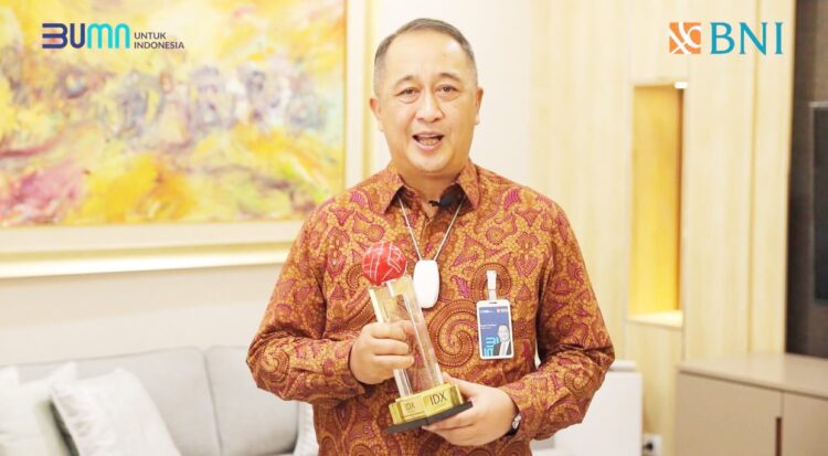 Direktur Utama BNI Royke Tumilaar menerima Penghargaan Utama  dalam Kategori Produk dan Model Bisnis Atas Inovasi New BNI Mobile Banking.