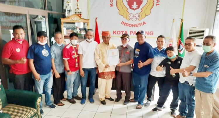 MENDAFTAR—Yusra, bersama simaptisannya berfoto bersama usai menyerahkan berkas pendaftaran sebagai calon ketua KONI Kota Padang.