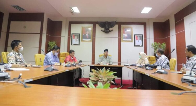 AUDIENSI— Wali Kota Solok Zul Elfian melakukan audiensi dengan para guru yang tergabung dalam PGRI, di ruang rapat Wali Kota Solok.