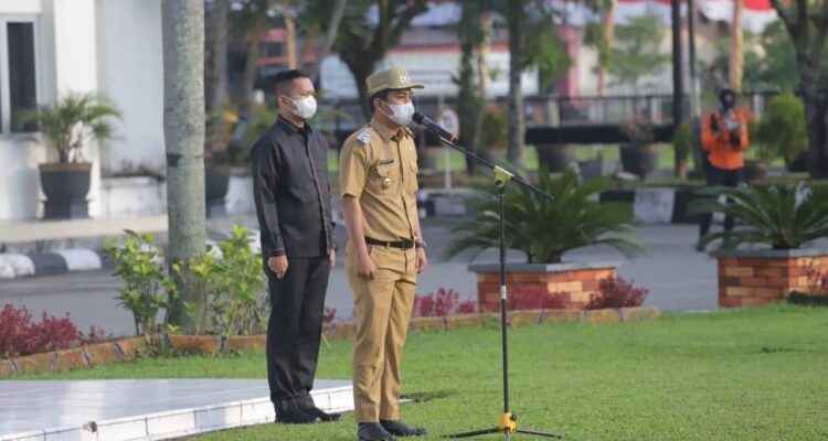 PEMBINA APEL—Wakil Wali Kota Solok Rahmadhani Kirana Putra jadi pembina apel  dalam Bulan Bhakti Pembagian Masker dan Susur Sungai.