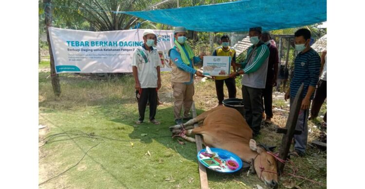 YBM PLN UIP SUMBAGTENG melaksanakan Program Tebar Berkah Daging kepada 100 kepala keluarga di Dusun Sungai Intan, Desa Rantau Panjang, Kecamatan Enok, Kabupaten Indragiri Hilir Provinsi Riau.