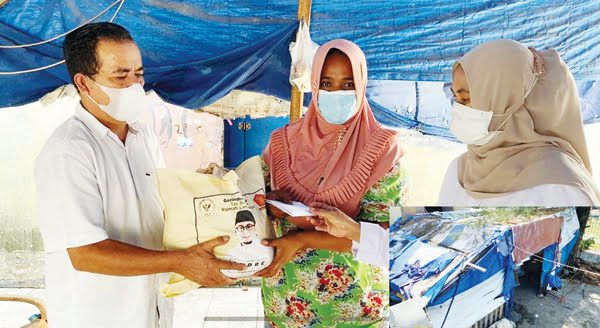 SERAHKAN BANTUAN— Pengurus Gerindra Sumbar menyerahkan bantuan dari anggota DPR RI Andre Rosiade kepada keluarga Monalisa di pintu air Muara Purus.