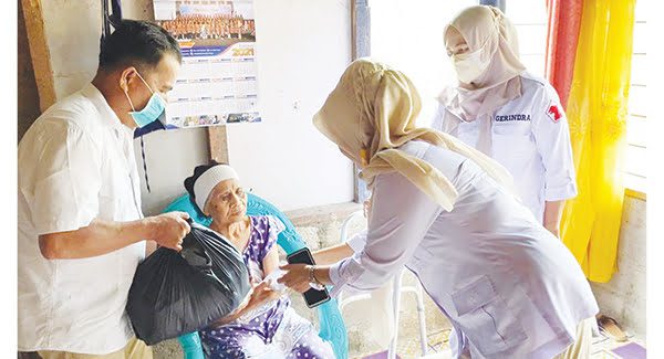 SERAHKAN BANTUAN— Pengurus DPD Gerindra Sumbar menyerahkan bantuan uang tunai dan sembako dari Andre Rosiade kepada Yusna di Indarung, Lubukkilangan.