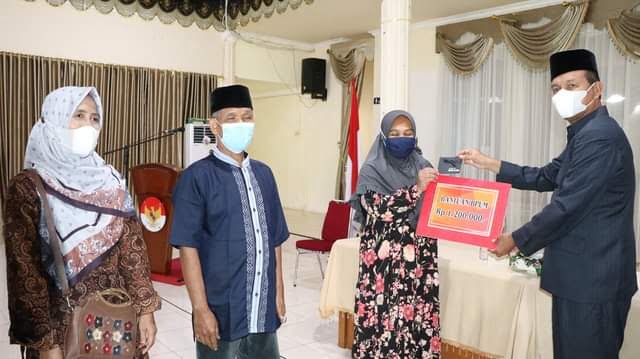 SERAHKAN—Wali Kota Pariaman H Genius Umar serahkan bantuan UMKM pada warga.