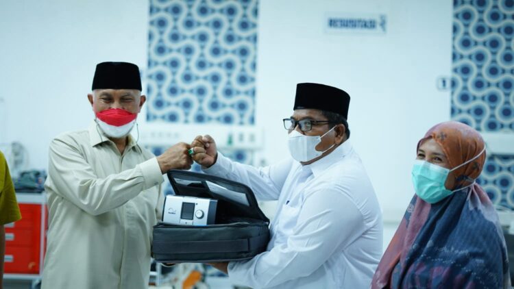 SERAHKAN VENTILATOR— Gubernur Sumbar  Mahyeldi  serahkan dua ventilator pada Bupati Padangpariaman Suhatri Bur didampingi  Direktur RSUD Padangpariaman  dr Lismawati Rasyd.