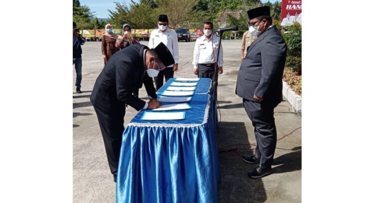 Bupati Padangpariaman Lantik Pejabat Struktural dan Fungsional 1 SAKSIKAN—Bupati Padangpariaman Suhatri Bur saksikan pejabat baru dilantik menandatangani berkas pelantikan.