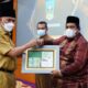 bupati terima penghargaan dari gubernur