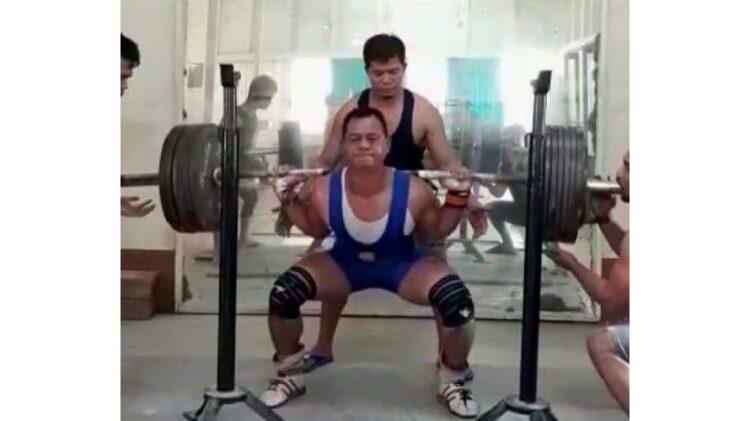 LATIHAN — Atlet cabor angkat berat Pabersi Sumbar, melaukan latihan rutin dalam mempersiapkan keberangkatan ke PON di Papua.