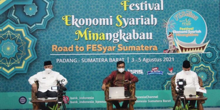 Gubernur Sumbar Mahyeldi saat membuka FESMina (Festival Ekonomi Syariah Minangkabau) sekaligus launching “Minangkabau Berwakaf” di Bank Indonesia wilayah Sumbar, Selasa (3/8/2021).