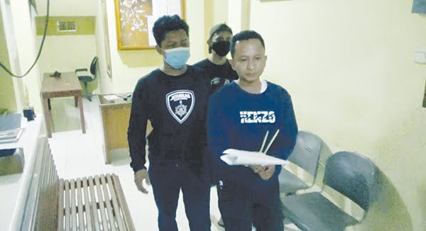 GELAPKAN UANG— Wali Nagari Sikucur Barat saat digiring ke Mapolres Pariaman atas dugaan penggelapan uang Yayasan Arisal Aziz.