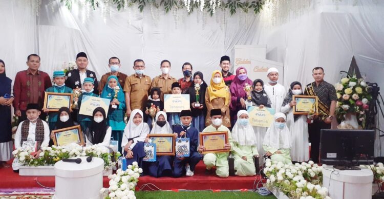 SD Andaleh Juara Cerdas Quran se-Kabupaten Limapuluh Kota 1 Kepala Dinas Pendidikan dan Kebudayaan Kabupaten Limapuluh Kota Indrawati dan Direktur Padang TV, Rita Gusveniza dan jajaran bersama pemenang Grand Final Cerdas Quran Tingkat SD se-Kabupaten Limapuluh Kota, Senin (30/8).