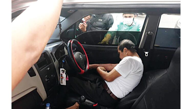 Dikira Tidur, Pria 66 Tahun Meninggal dalam Mobil di Kota Bukittinggi 1 DITEMUKAN MENINGGAL— Korban Ernaldi (66) ditemukan meninggal dunia di dalam mobil yang dikemudikannya.