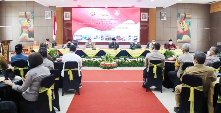 Polda Sumbar Hadirkan Nagari Tageh Bidang Hukum, Persoalan Hukum Bisa Diselesaikan Dahulu di Nagari 1 BERSAMA—Gubernur Sumbar, Mahyeldi Ansharullah bersama Kapolda Sumbar, Irjend Pol Toni Harmanto, Danrem 032/Wrb, Brigjen TNI Arief Gajah Mada saat kegiatan Sinergitas mewujudkan Nagari Tageh Bidang Hukum dan Pelatihan Nagari Tageh Bidang Hukum, Senin (2/ 8) di Mapolda.