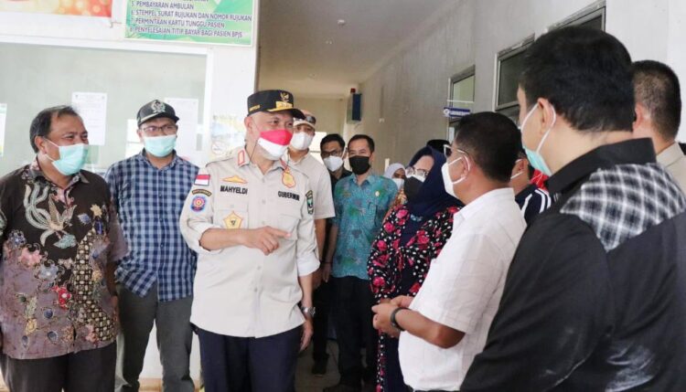 BANTUAN OKSIGEN KONSENTRATOR— Gubernur Sumbar Mahyeldi melakukan dialog dengan tim medis usai menyerahkan bantuan empat unit oksigen konsentrator pada RSUD Pratama Tapan Kabupaten Pesisir Selatan.