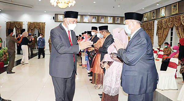 UCAPAN SELAMAT— Usai melakukan pelantikan sejumlah pejabat di lingkungan Pemprov Sumbar, Senin (23/8) malam, Gubernur Sumbar Mahyeldi Ansharullah langsung memberikan ucapan selamat. Gubernur juga melantik dan memberi ucapan selamat kepada mantan Sekda Padang yang dinonaktifkan oleh Wako Hendri Septa, Amasrul yang kini menjabat sebagai Kepala DPMD Provinsi Sumbar.