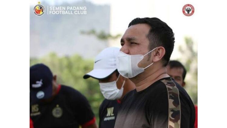 Semen Padang FC Menunggu Kepastian Liga 2 1 MENUNGGU—Manager Tim Semen Padang FC Effendy Syahputra menunggu kepastian kick off Liga 2 Indonesia.