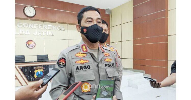 JELASKAN—Kepala Divisi Humas Polri Irjen Argo Yuwono saat dimintai keterangannya oleh wartawan seputar kasus kotak amal untuk jaringan teroris.