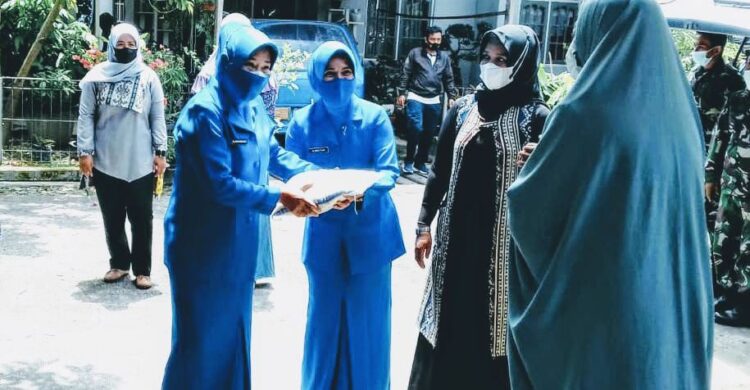 SERAHKAN BANTUAN— Ketua Kordinator Cabang (Korcab) II Daerah Jalasenastri Armada (DJA) I Ny Santi Diansari Hargianto serahkan bantuan kepada keluarga prajurit.