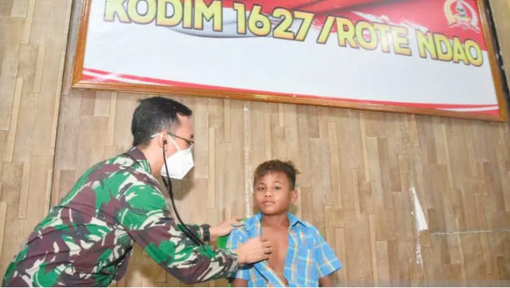 Bocah 13 Tahun Dianiaya 2 Oknum TNI, PBHI Minta Peradilan Umum 1 PERIKSA—Anggota Kesdam IX Udayana memeriksa kesehatan Petrus yang kondisinya sudah mulai membaik setelah dianiaya oleh oknum TNI di Rote Ndao.