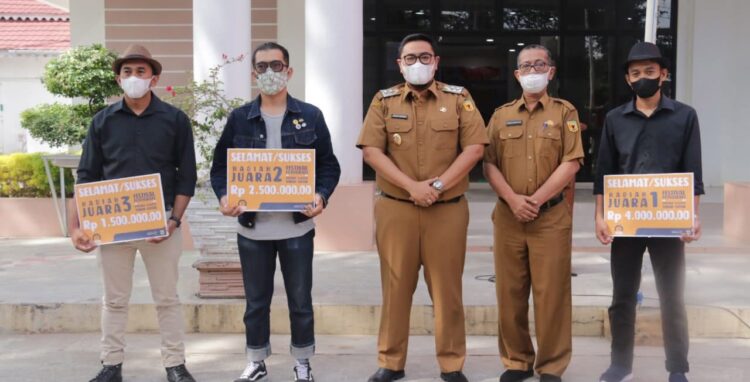 Wabup Tanah Datar Buka Lomba Foto Wisata 1 FOTO BERSAMA—Wakil Bupati Tanah Datar Richi Aprian foto bersama pemenag.