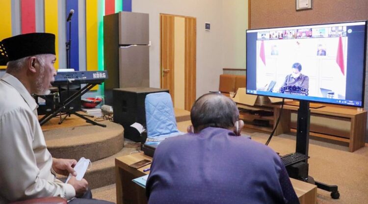 Penanganan Covid-19, Gubernur Minta Dukungan Obat, Ventilator dan Vaksin dari pemerintah pusat 1 VIRTUAL—Gubernur Sumbar, Mahyeldi Ansharullah rapat koordinasi secara virtual bersama Menteri Koordinator Bidang Perekonomian Airlangga Hartarto, tentang evaluasi perkembangan dan tindak lanjut PPKM level 4 di luar Jawa - Bali, Sabtu (31/7).