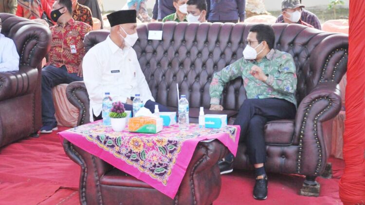DIALOG—Menteri Desa, Pembangunan Daerah Tertinggal dan Transmigrasi (Mendes PDTT) Abdul Halim Iskandar dialog dengan Mahyledi dalam kunjungannya ke Sumbar, Jumat (27/8).