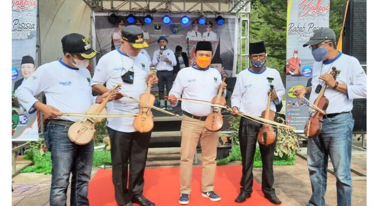 Festival Bahari Rabab Pasisia Digelar di Mandeh, Muhayatul: Lestarikan Seni Tradisi Jadi Daya Tarik Wisatawan 1 MAINKAN RABAB— Gubernur Sumbar, Mahyeldi Ansharullah bersama Wakil Bupati Pessel, Rudi Hariansyah, dan Anggota DPRD Sumbar, Muhayatul memainkan biola saat pembukaan Festival Bahari Rabab Pasisia di Amphitheater Sungai Nyalo, di Kawasan Wisata Mandeh, Kecamatan Koto Tarusan, Sabtu (7/8)