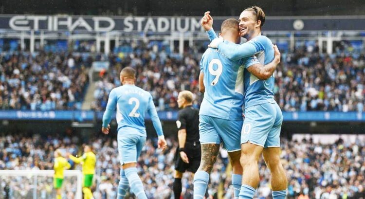 TAMPIL APIK— Meski tidak mencetak gol,  penampilan Gabriel Jesus dalam laga kemenangan 5-0 City atas Norwich dipuji oleh pelatih dan tekannya. Terlihat Gabriel Jesus dipeluk rekannya Jack Grealish yang mencetak satu gol dalam kemenangan The Citizen, Sabtu (21/8) malam.
