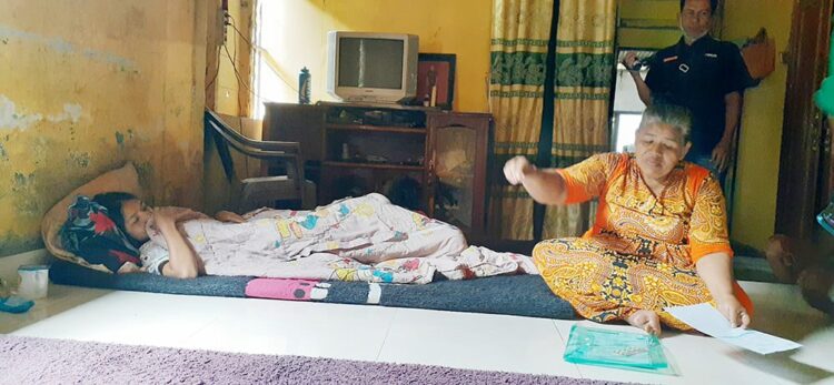 TERBARING LEMAH— Adinda Puspa Sari (17) terbaring lemah di rumahnya karena mengalami sakit dan pembengkakan pada payudara sebelah kanan usai menjalani vaksinasi.