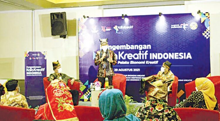 WORKSHOP KEWIRAUSAHAAN—  Menteri Parekraf/Kepala Baparekraf Sandiaga Uno bersama Wali Kota Padang, Hendri Septa saat membuka Workshop Kewirausahaan Inovasi Ekonomi Kreatif (WKIEK) di Padang, Minggu (29/8).