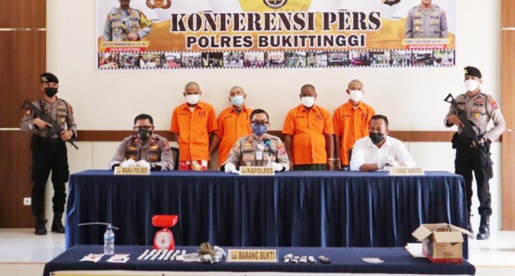 Kakak dan Adik Ipar Kerja Sama Jual Ganja di Bukittinggi 1 PENGEDAR DITANGKAP— Kapolres Bukittinggi AKBP Dody Prawiranegara memberikan keterangan pers terkait penangkapan empat orang pengedar sabu dan ganja.